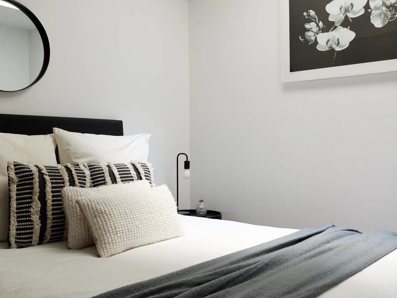 Furnished townhouse  – Avail 10