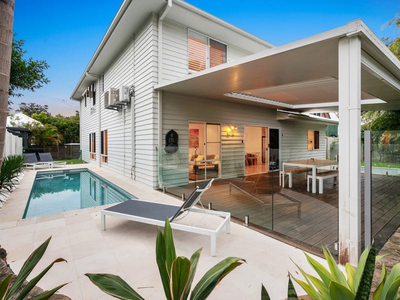 Modern and spacious 5-bedroom home just a walk to the CBD, Main and Belongil Beaches