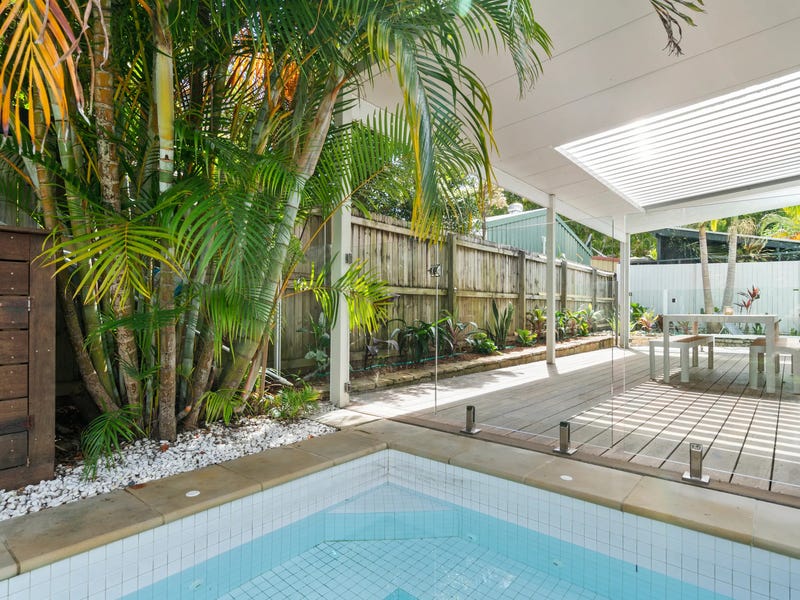 Modern and spacious 5-bedroom home 9