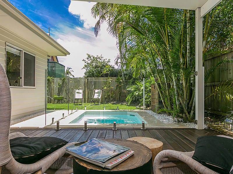 Modern and spacious 5-bedroom home 11