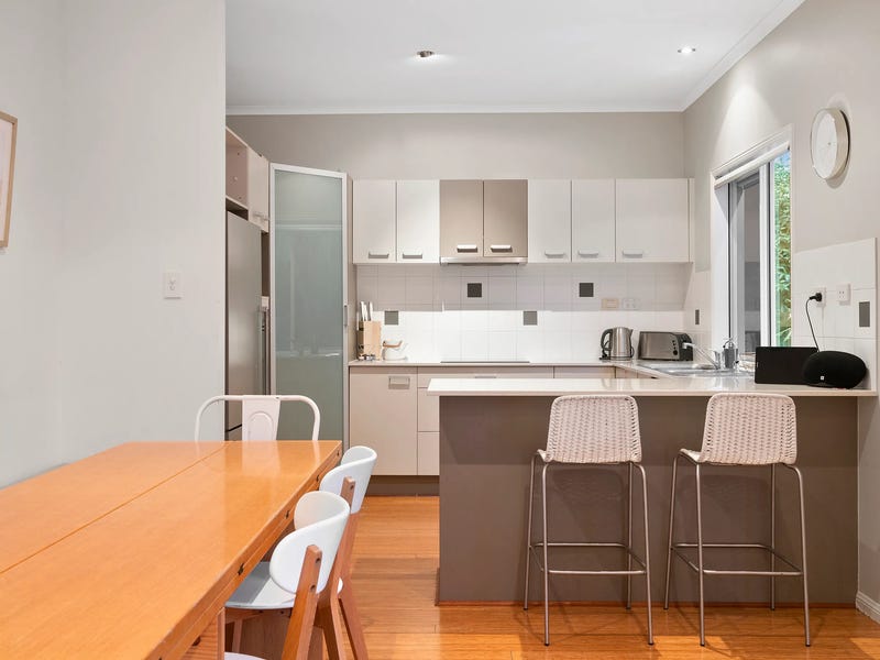 Modern and spacious 5-bedroom home 12