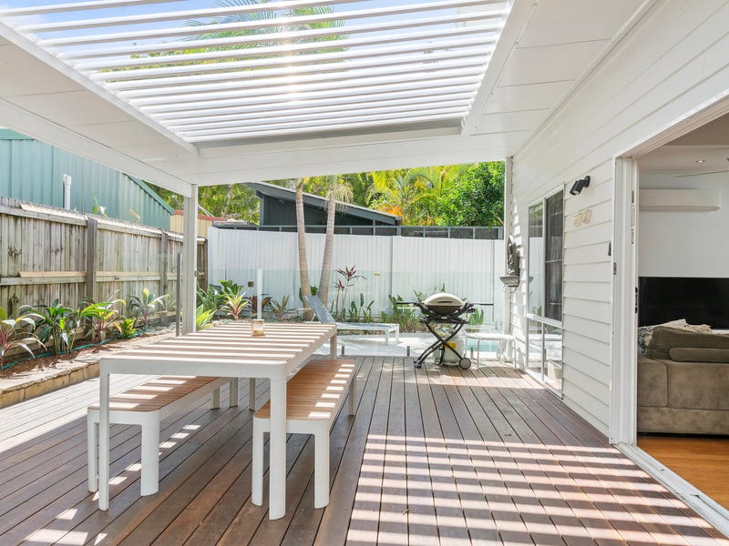 Modern and spacious 5-bedroom home 13