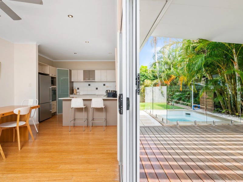 Modern and spacious 5-bedroom home 14
