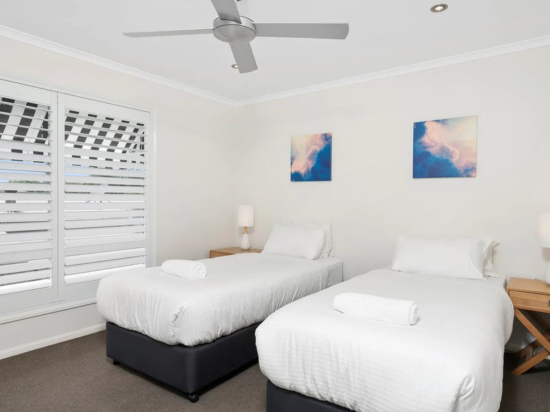 Modern and spacious 5-bedroom home 20
