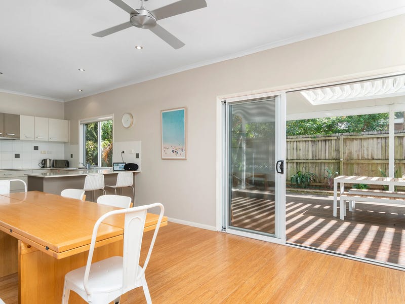 Modern and spacious 5-bedroom home 22