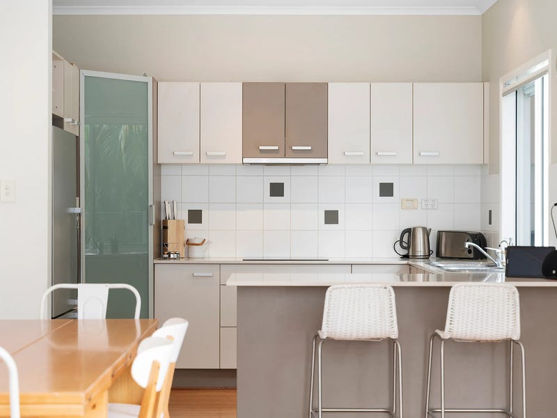 Modern and spacious 5-bedroom home 24