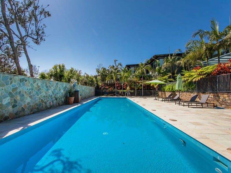 Apartment with ocean views, walking distance to town & beach. Available for 2-4 months lease