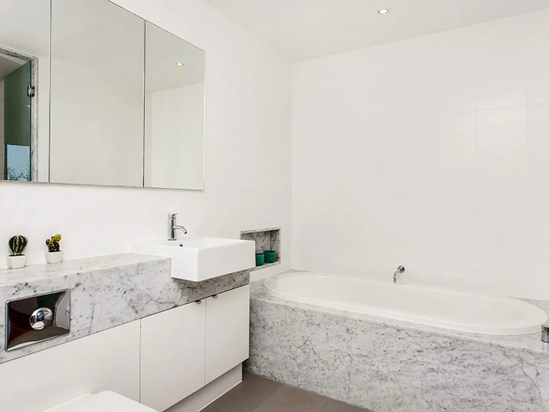Apartment with ocean views, walking 12