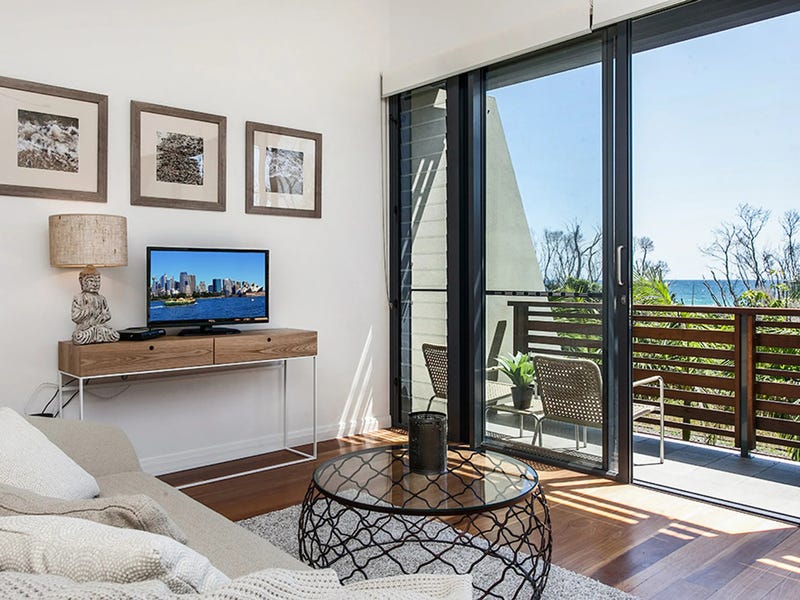 Apartment with ocean views, walking 17