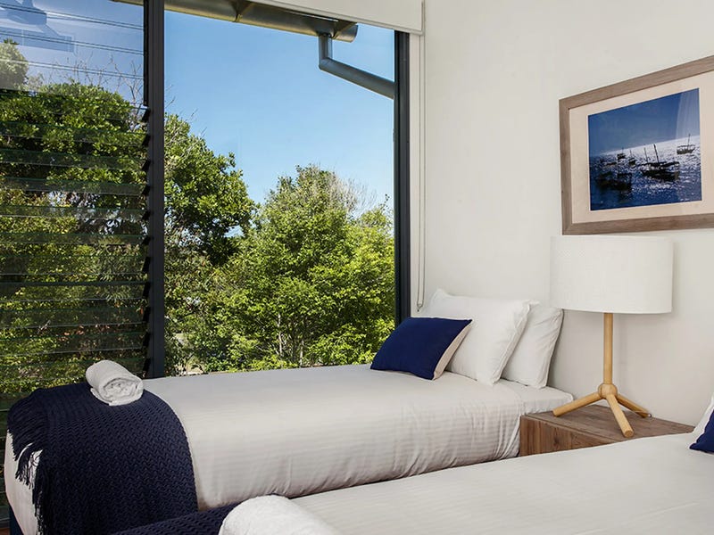 Apartment with ocean views, walking 24