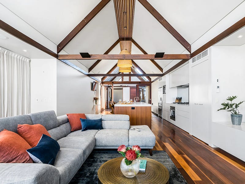 Three-bedroom apartment located in central 3