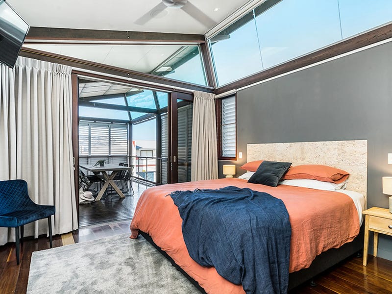 Three-bedroom apartment located in central 5