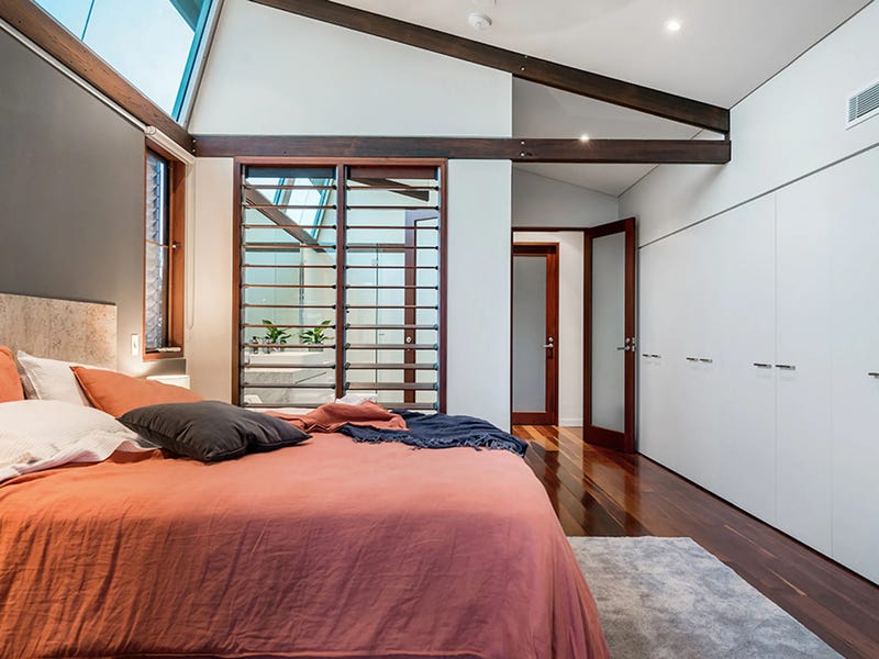 Three-bedroom apartment located in central 6