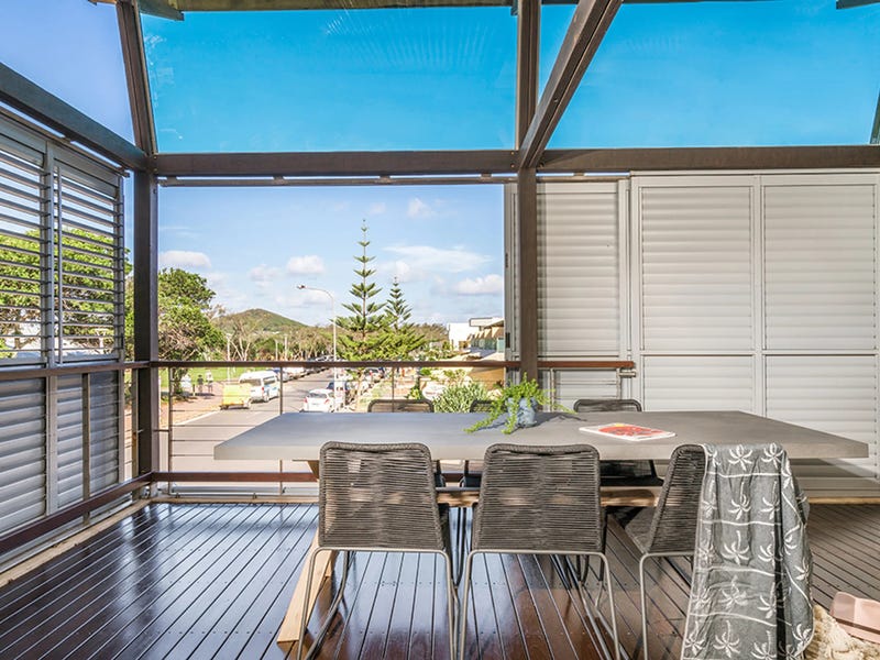 Three-bedroom apartment located in central 16