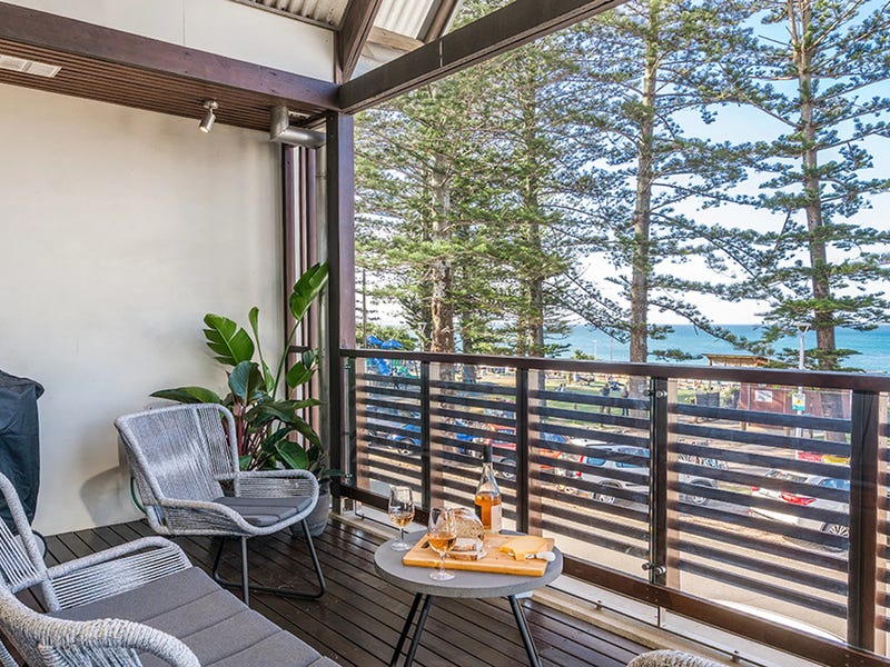 Three-bedroom apartment located in central 17
