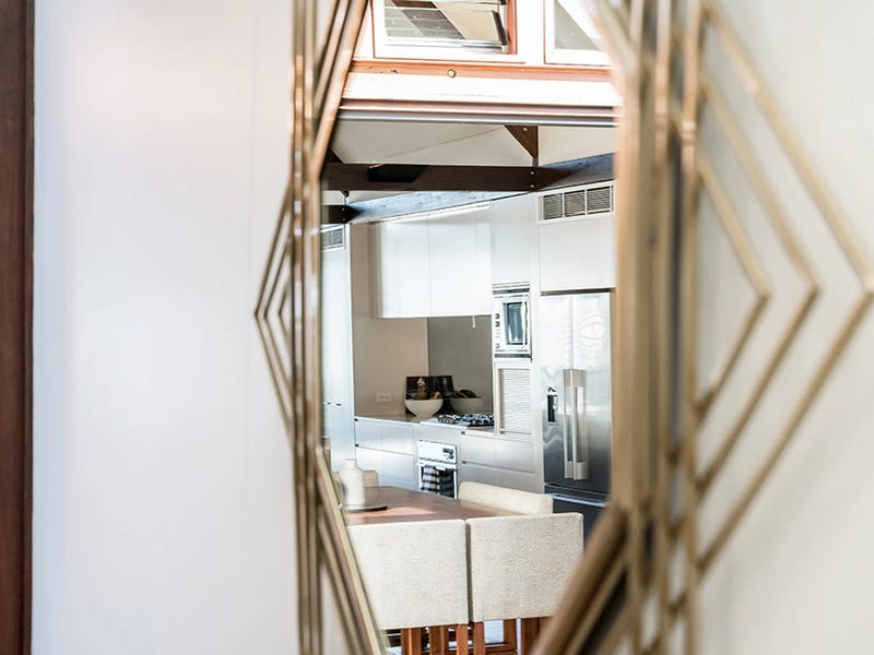 Three-bedroom apartment located in central 19
