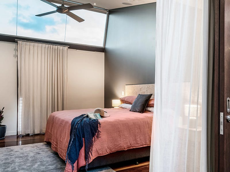 Three-bedroom apartment located in central 20