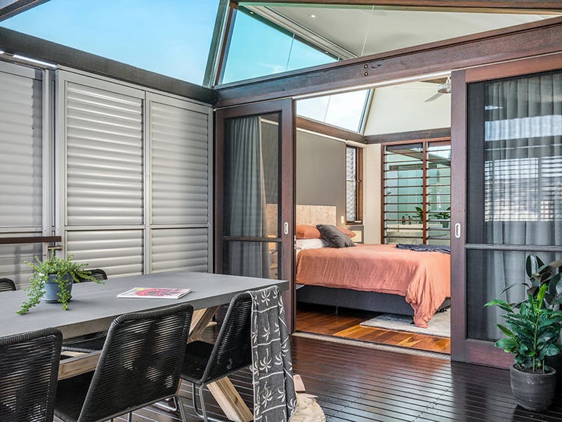 Three-bedroom apartment located in central 21