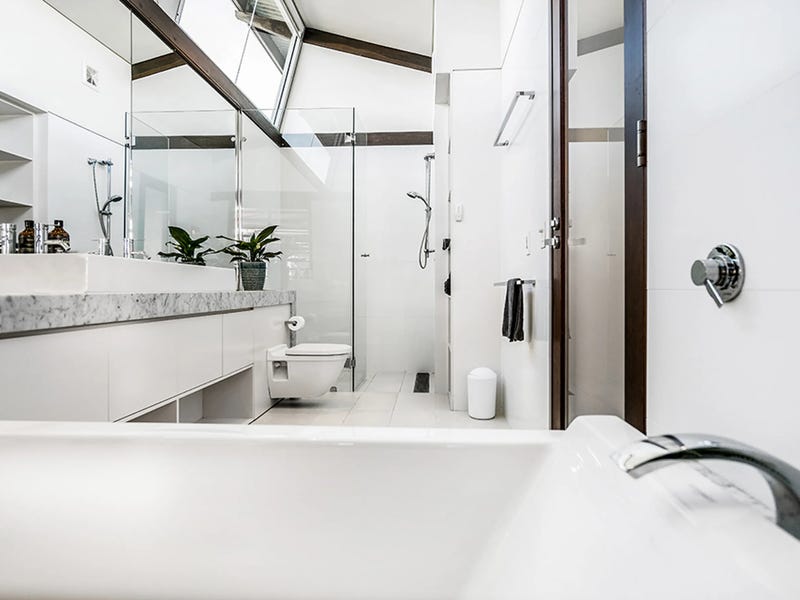 Three-bedroom apartment located in central 22