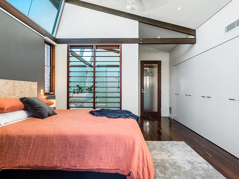 Three-bedroom apartment located in central 23
