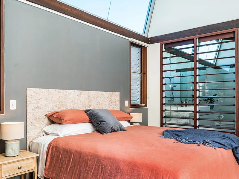 Three-bedroom apartment located in central 24