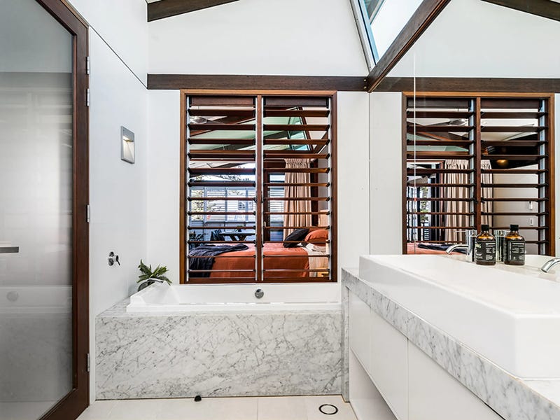 Three-bedroom apartment located in central 25
