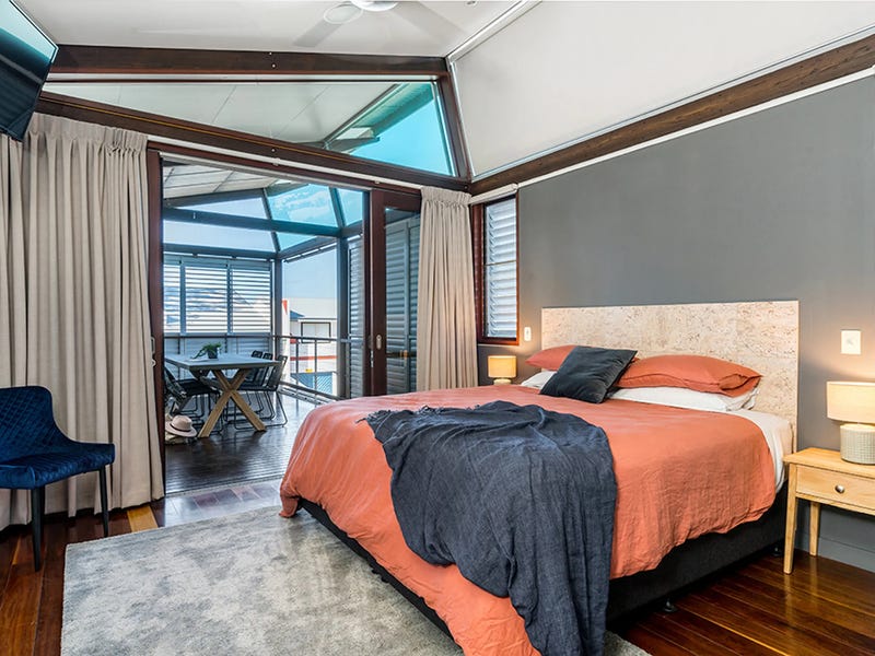 Three-bedroom apartment located in central 28