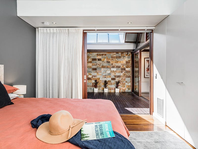 Three-bedroom apartment located in central 29