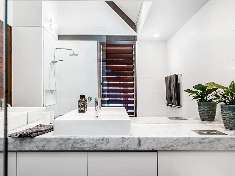 Three-bedroom apartment located in central 30