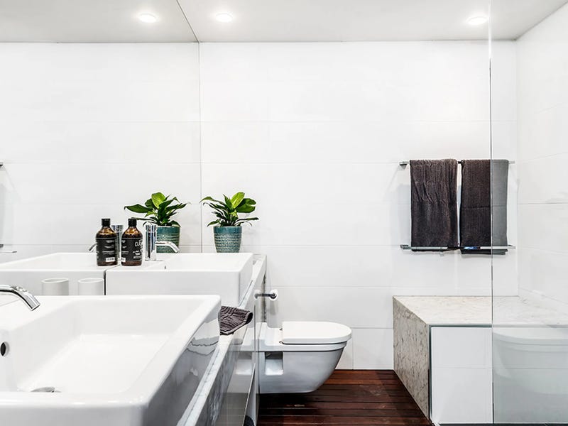 Three-bedroom apartment located in central 31
