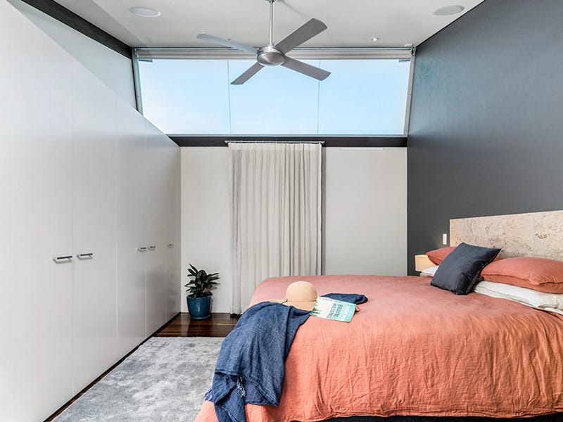 Three-bedroom apartment located in central 33