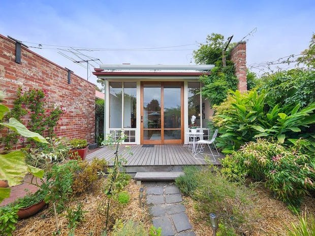 Spacious 2-Bed in Perfect Location 11