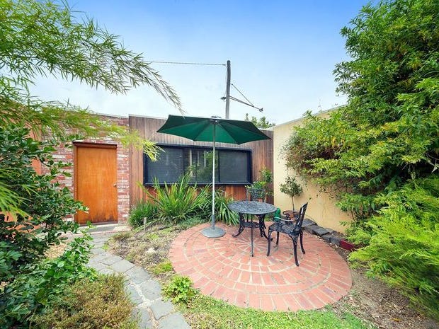 Spacious 2-Bed in Perfect Location 12
