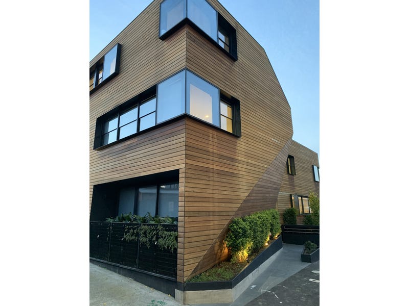 Architecturally-designed residence, in a great location.