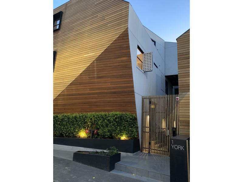 Architecturally-designed residence, in a great 3