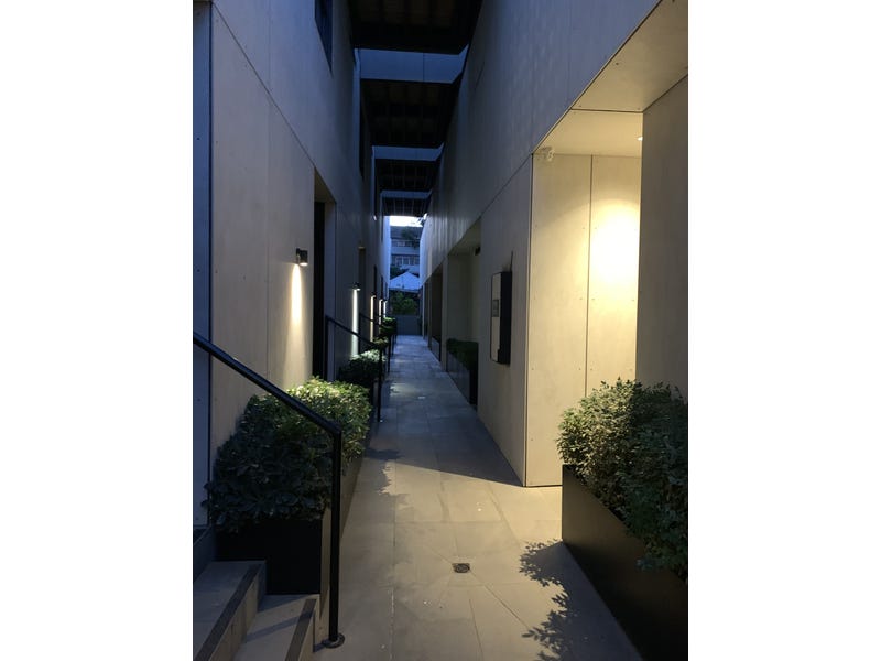 Architecturally-designed residence, in a great 4
