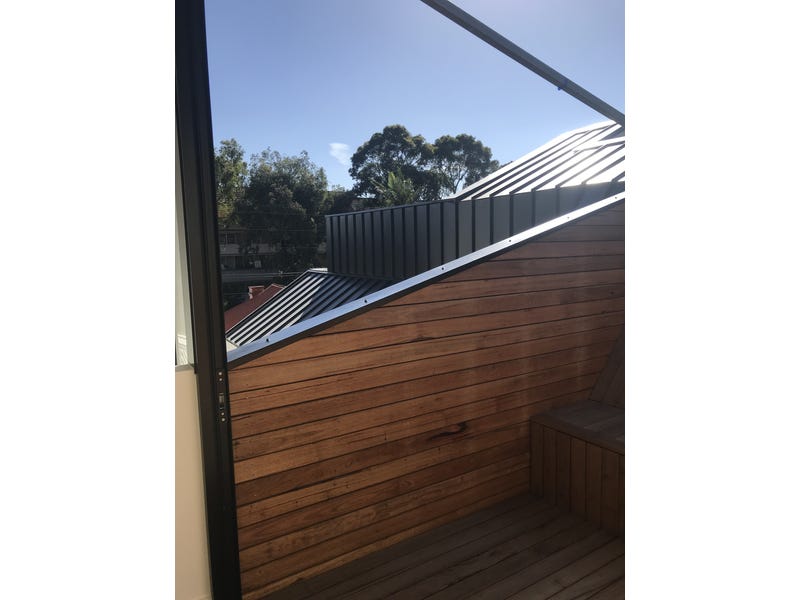 Architecturally-designed residence, in a great 5