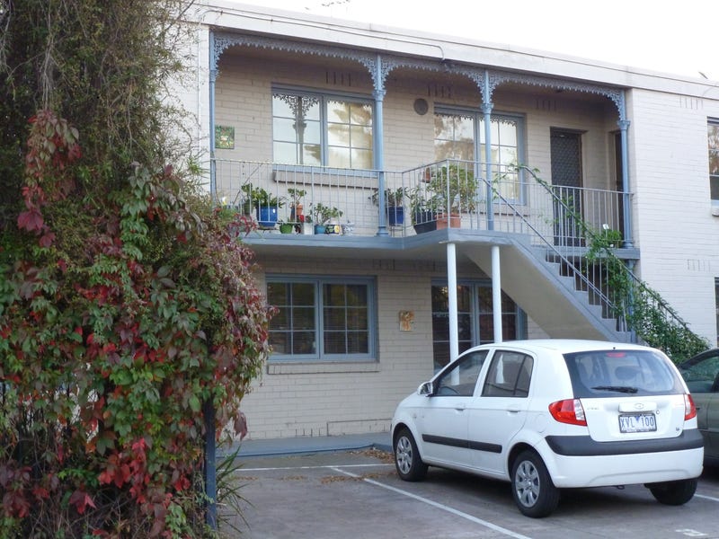 2br unit Clifton Hill close to parks, shops and station