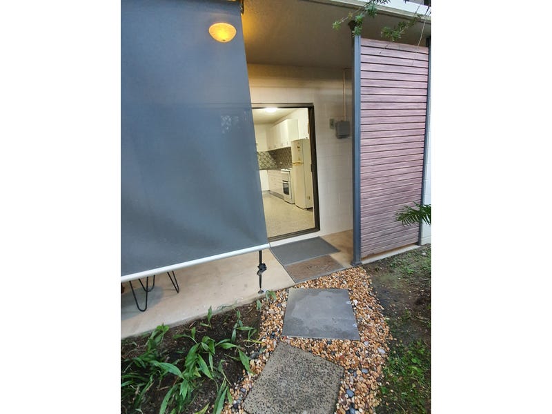 Newly refurbished 1brm unit in quiet complex with pool