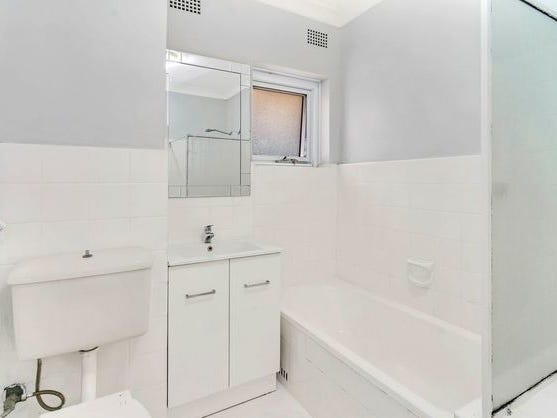 Top floor apartment with leafy 4