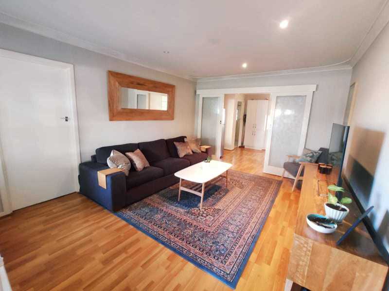 RENOVATED SPACIOUS 2 BED DUPLEX 4