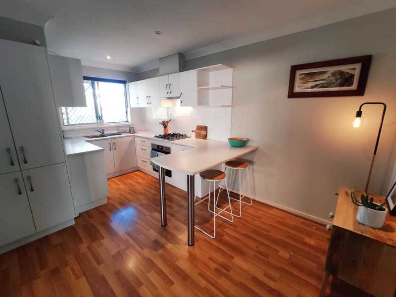 RENOVATED SPACIOUS 2 BED DUPLEX 6