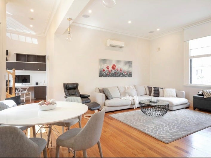 Fully furnished Townhouse in Carlton with 2 car spaces