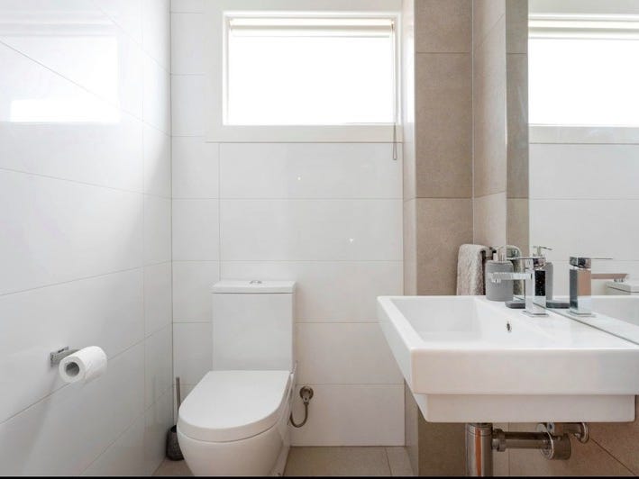 Fully furnished Townhouse in Carlton 7