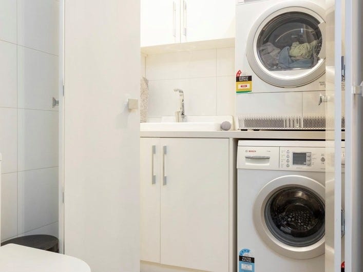 Fully furnished Townhouse in Carlton 12