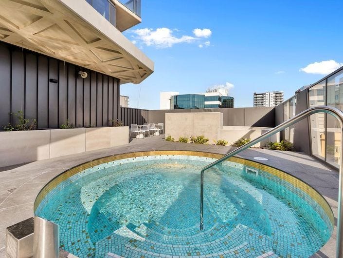 Furnished Apartment next to Rundle 25