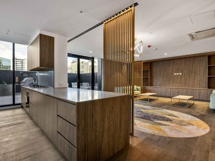 Furnished Apartment next to Rundle 27