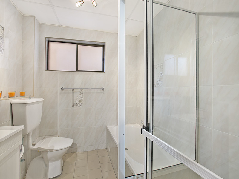 Spacious Airy Apartment Close to 10