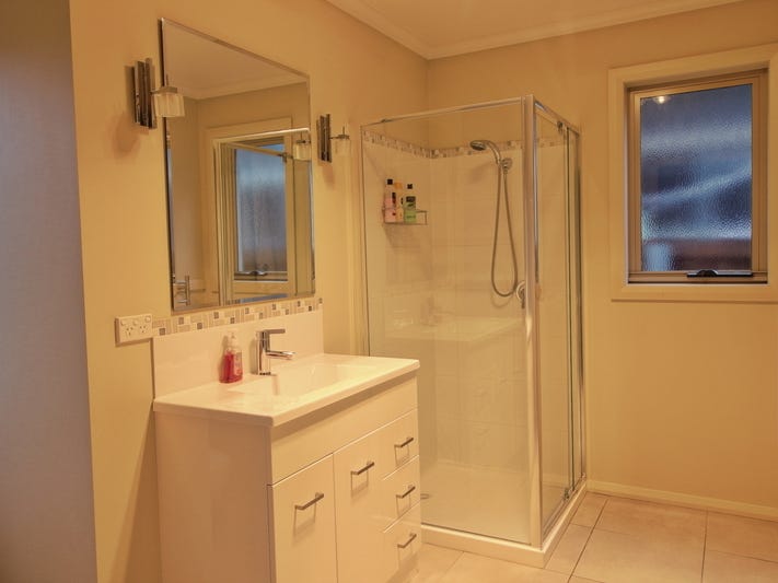 Modern immaculate 2 bedroom Villa 4