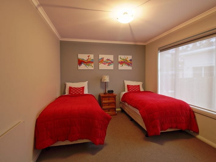 Modern immaculate 2 bedroom Villa 6